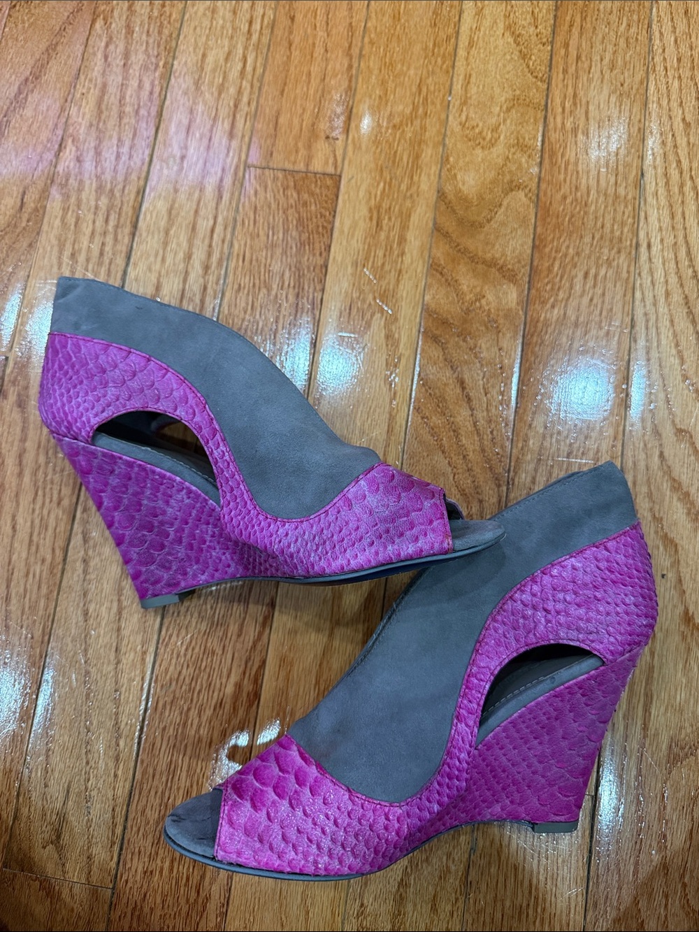 Rebecca Minkoff Fuchsia Snakeskin Grey Suede Wedge Peep Toe Size 7.5 | 2011